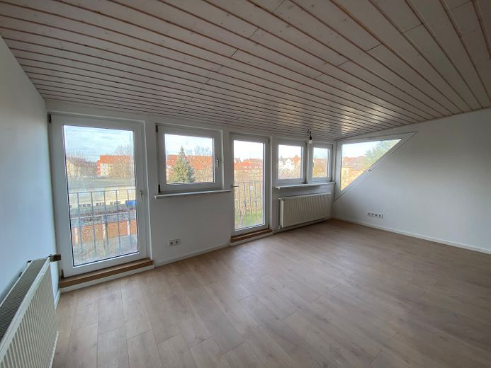 Apartamento con balcón, apto para piso compartido, 4 habitaciones, dúplex, cerca de la estación – offenes Wohnzimmer oben