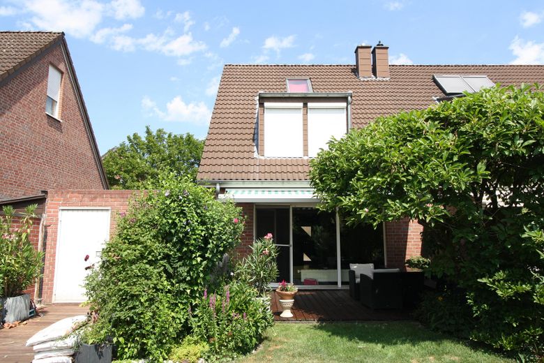 Von Privat! Hochwertiges Einfamilienhaus in Neuss-Furth – Blick von hinten