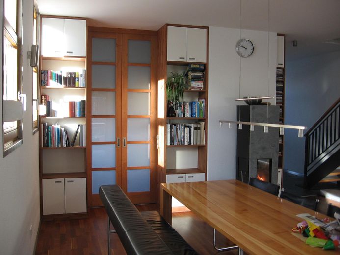 Wohnzimmer mit Einbauschränken