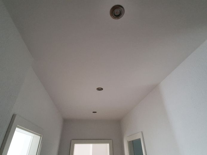 Topsanierte 3-Raum-Wohnung mit Balkon und sehr schöner Einbauküche – LED Strahler Flur, Küche, Bad