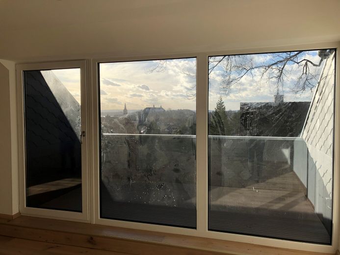 Exklusive Dachgeschosswohnung mit 2 Zimmern sowie Loggia in bevorzugter Lage von Plön – Wohnzimmer