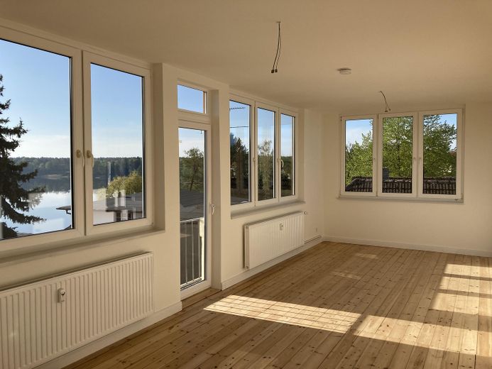 Sonnige 3-Zimmer-Wohnung im sanierten Altbau – Wohnzimmer