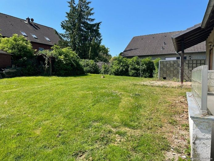 Kernsaniertes Einfamilienhaus mit Einliegerwohnung in 37619 Hehlen - Ruhiges Wohnen mit TOP-Komfort! – Außenansicht-Garten