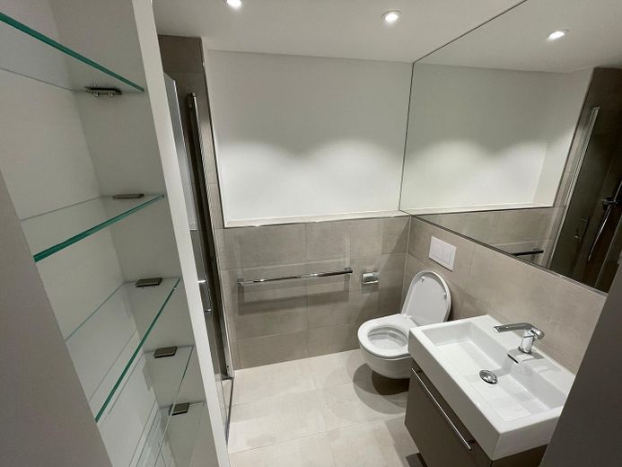 Modernes Apartment im Neubau im Gallusviertel, Monatsweise – Bad