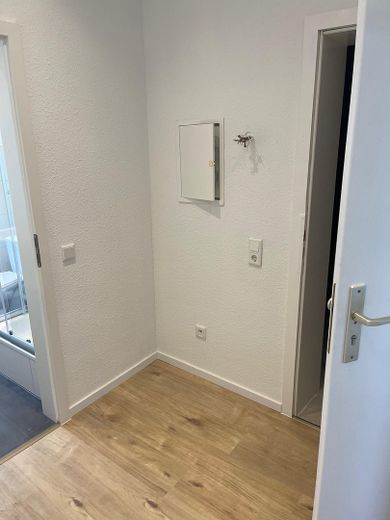 Kernsanierte 2 Zimmer Wohnung in zentraler Lage – Flur