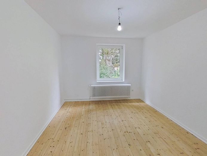 Modern gün ışığı alan banyosu ve büyük mutfağı bulunan konforlu 2 odalı daire – Ansicht I: Wohnzimmer