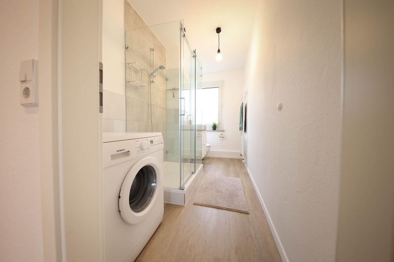 Attractively renovated + partially furnished + 3-room apartment, quietly located with fitted kitchen, cellar & bathroom with daylight – Bad mit Siemens Waschmaschine