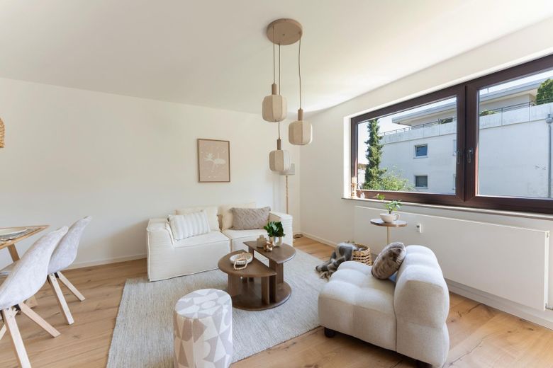 Erstbezug nach Kernsanierung: 4-Zimmer-Wohnung mit PV-Mieterstrom & TG-Stellplatz in S-Heumaden – Wohnzimmer
