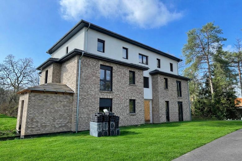Barrierefreier Neubau von 6 Wohnungen mit Fahrstuhl. Provisionsfrei. – Hausansicht 