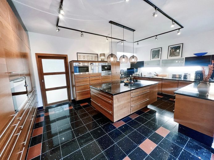 Maisonette con terrazza in legno e posto auto in affitto – 0EG_B_Kueche
