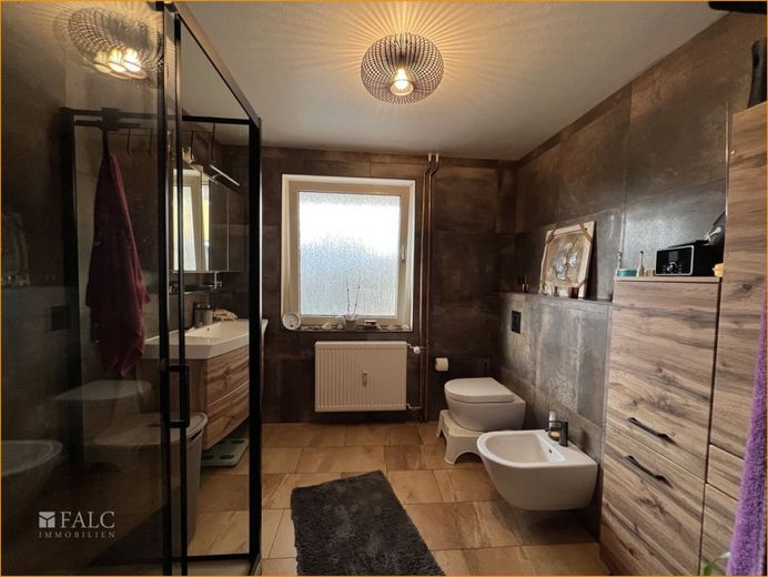 Tageslichtbad mit begehbarer Dusche