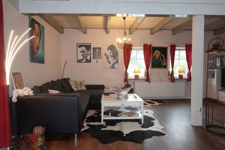 Erfüllen Sie sich den Traum vom Leben im Grünen - auf einem weitläufigen Anwesen – Wohnzimmer1.2