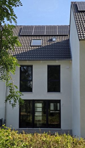 Derede yaşamak - bahçeli ve yeşilliğe bakan aile için modern yeni yapım sıra evi – Gartenansicht