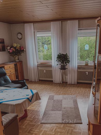 2-kamerappartement in Cadolzburg – ca. 60 m² op centrale locatie – Wohnzimmer 1