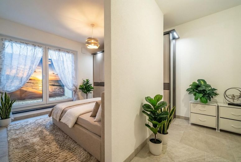 Ein Zuhause wie ein Haus: Exklusive große Gartenwohnung mit über 100 m² Privatgarten – Eltern SZ mit Ankleide