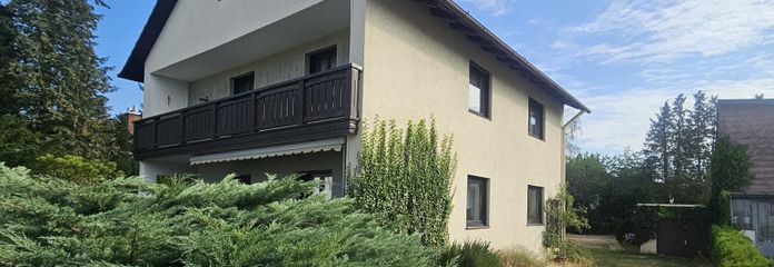 Haus mit Märchengarten in Olching – SW-Ansicht / Einfahrt