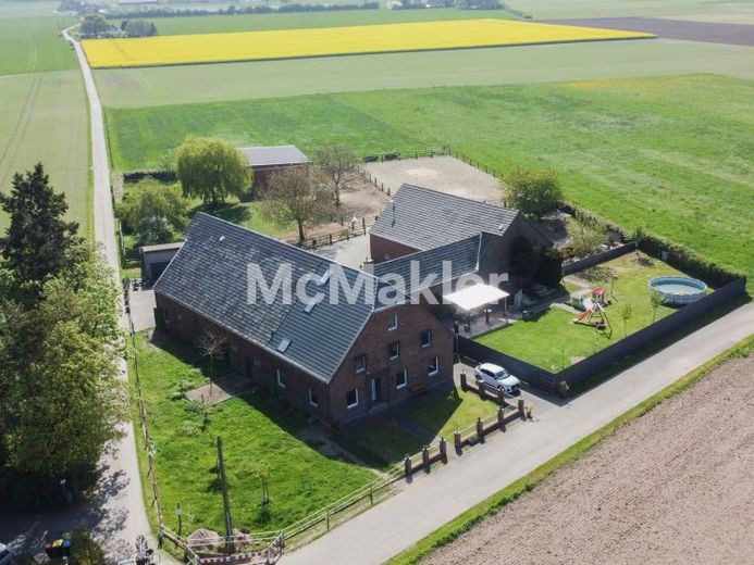 Pferdehof in Alleinlage von Xanten-Vynen mit 10 Boxen Nebengebäuden Weiden und Reitplatz – Foto 1