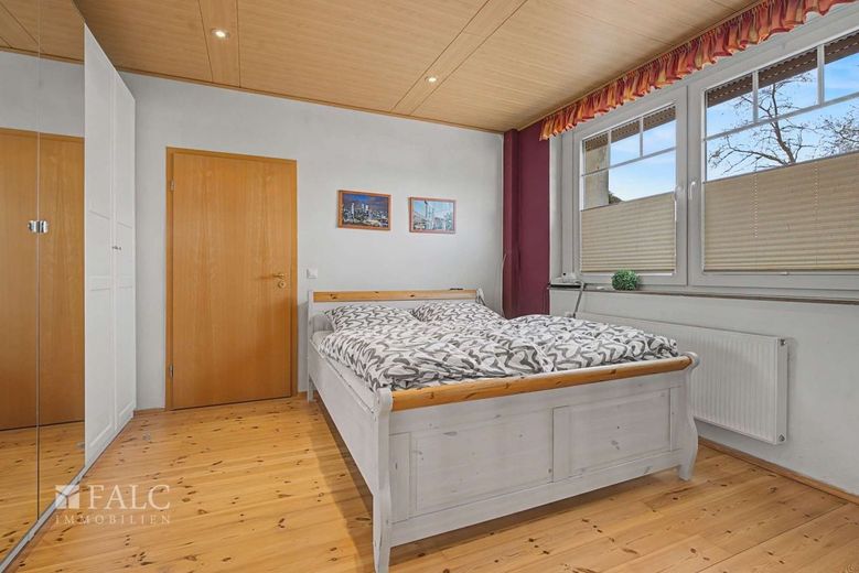 Seltene Gelegenheit in Dülmen - Großzügiges Mehrgenerationenhaus auf traumhaftem 1.335 m² Grundstück – Schlafzimmer_WE01