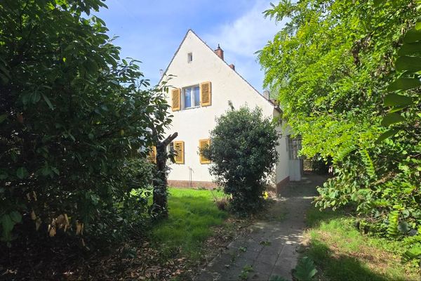 Perle in Nbg-Gaismannshof - Einfamilienhaus (oder 3-ZKB EG + 2-ZKB DG) mit großem ruhigen Garten
