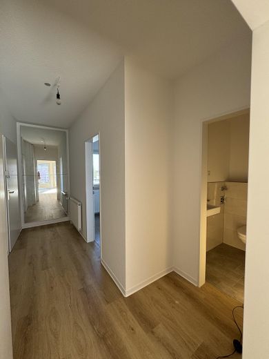 Flur unten Richtung Ausgang