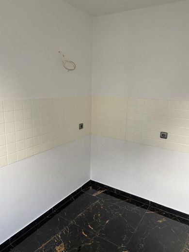 Helle frisch renovierte 3 Zimmer Wohnung in Wiesbaden- Klarenthal zum Vermieten – Küche2