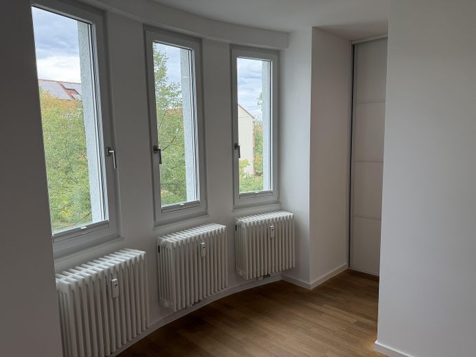4-Zimmer SmartHome (Vollklimatisiert) - Kernsanierte Altbau-Wohnung mit Luxus Innenausstattung – Schlafzimmer leer 2