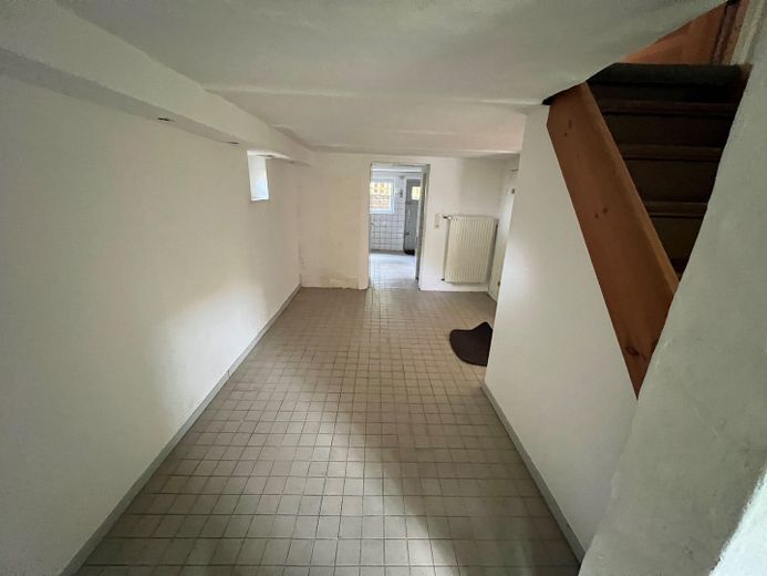 PROVISIONSFREI: Charmantes EFH in zentraler, ruhiger Anliegerstraße – Kellerflur, Blick zur Waschkü.