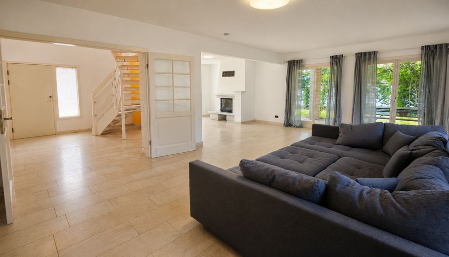 Exklusives Landhaus mit 255 m² Wohnfläche auf 1.600 m² Traumgrundstück im Taunus – Wohnzimmer