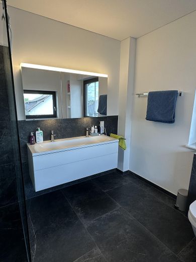 Modernes Einfamilienhaus mit Smart Home & hochwertiger Ausstattung in ruhiger Lage bei Linz am Rhein – Elternbadezimmer