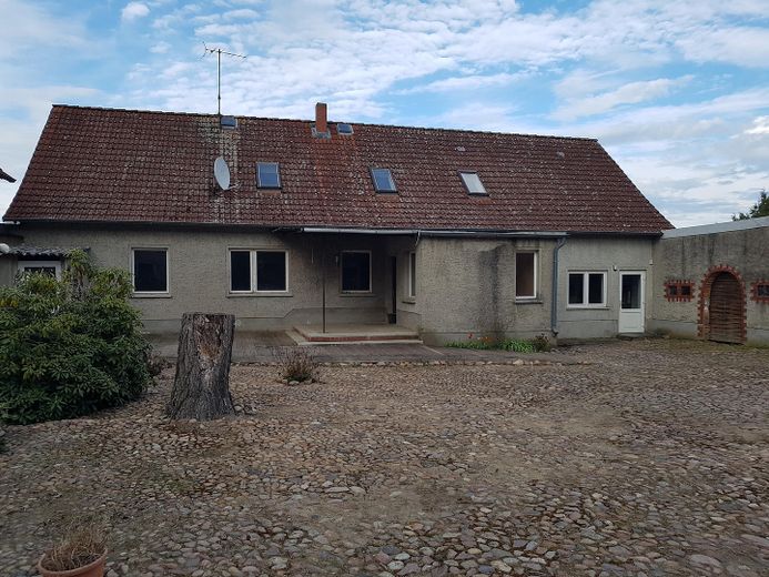 Agréable maison bifamiliale avec un vaste terrain et une cour fermée dans un cadre idyllique – Haus von der Hofseite