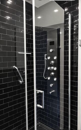 PROVISIONSFREI! ÜBER DEN DÄCHERN UERDINGENS – Dusche-Massagefunktion/LEDs