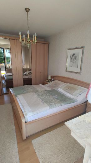 Casa a schiera ben tenuta con ampia terrazza sul tetto soleggiata e molto spazio – Schlafzimmer