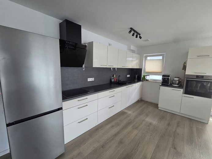 Hochparterre 3 Zimmer Wohnung, mit Garten, Terrasse, Balkon, Smarthome, Glasfaser – Küche vom Vormieter