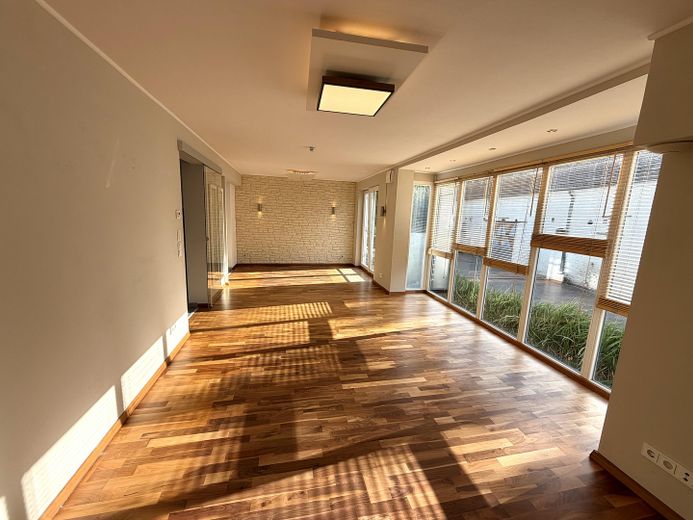 Piso split-level de alta calidad con carácter de casa en una ubicación privilegiada de Junkersdorf – Wohnzimmer OG