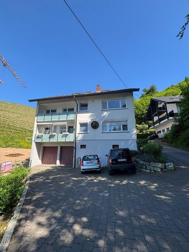 Attraktive Immobilie inmitten der Weinberge von Bottenau – Hausansicht