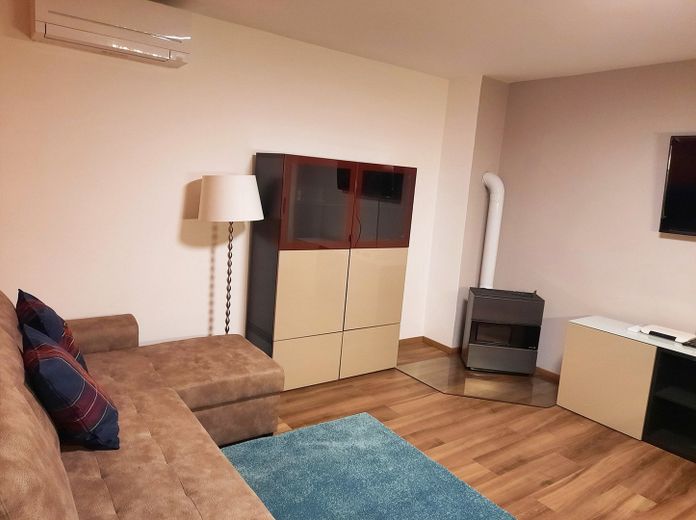 Möblierte Wohlfühloase in Augsburg-Göggingen – Perfekt als Ferienwohnung – Wohnzimmer Heizung/Klimaanlage