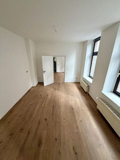 Świeżo wyremontowane: 2 pokoje o powierzchni 76 m² z małym ogrodem/podwórkiem w dobrej lokalizacji w Krefeld – Wohnzimmer