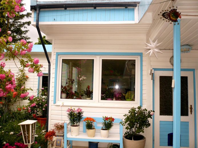Idilliaca casa unifamiliare in stile bungalow con romantico giardino di rose – Foto 5