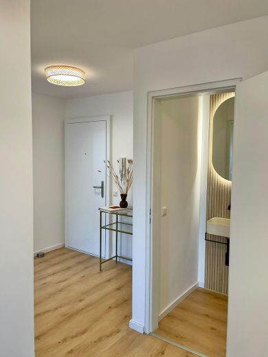 HELLE, MODERNISIERTE UND LICHTDURCHFLUTETE 3-ZIMMER-WOHNUNG MIT SÜDBALKON IN BÖBLINGEN-DAGERSHEIM – Flur
