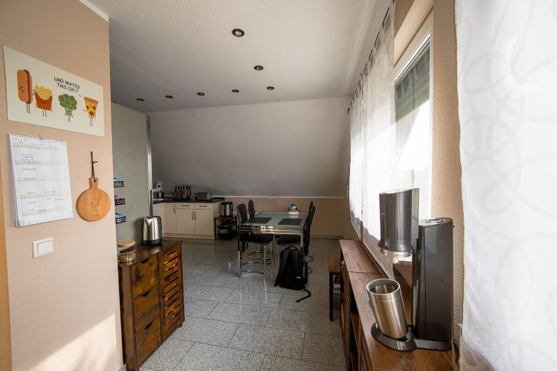 Außergewöhnliche 2-Zimmer-Dachgeschosswohnung mit Kamin, Vollbad, Balkon & ausgebautem Dachboden – Küche_Bild3
