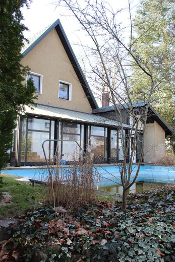 Terrasse mit Pool im Vordergru