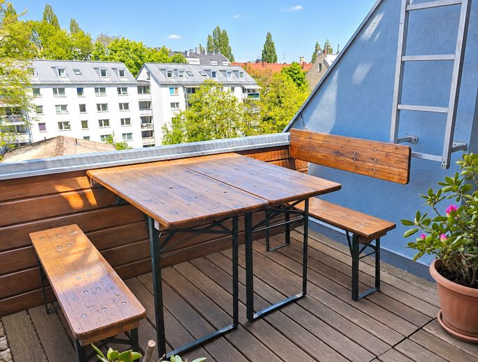 Au / Nockherberg – außergewöhnliche Maisonette mit Galerie & Westterrasse | 3 Räume im OG möglich – Terrasse mit freiem Blick