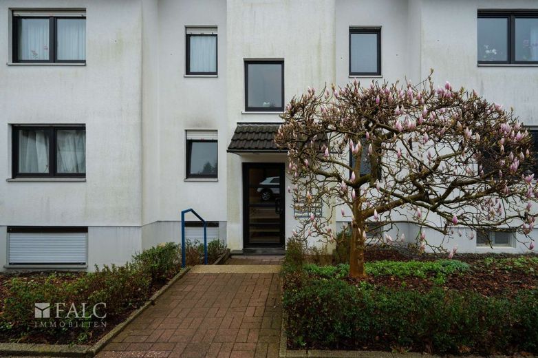 Helle Maisonette-Wohnung mit Terrasse, Fußbodenheizung und eigenem Saunaraum – Hauseingang