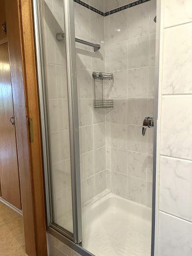 Wieder verfügbar: Große 3-Zimmerwohnung mit traumhaftem Ausblick in Alfelder Bestlage – Bad mit separater Dusche