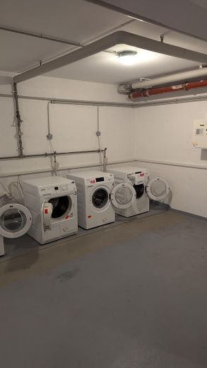Helles 1-Zimmer-Dachgeschoss-Apartment mit großer Dachterrasse in der Nähe des UKGM – Wasch-/Trockenraum