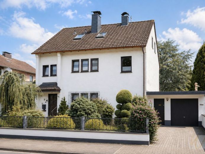 Tres unidades residenciales, tres garajes, un jardín de ensueño: su oportunidad inmobiliaria en Langenfeld – Foto 1