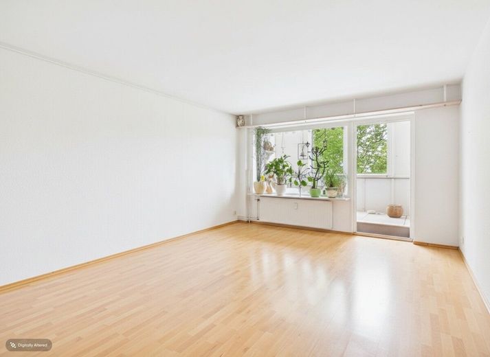 Freier Blick ins Grüne - gepflegte 2-Zimmer-Wohnung nahe Schlosspark Husum – Wohnzimmer leer