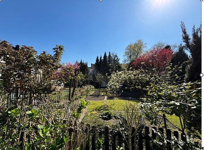 Solido condominio plurifamiliare in piacevole viale con giardini in vendita – Gartenland 