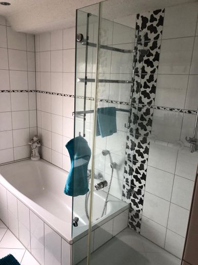 Bad mit Badewanne und Dusche