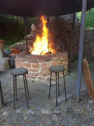Alleinlage im Pfälzer Wald - hier ist alles ist hier möglich. – Grillplatz mit Feuerstelle